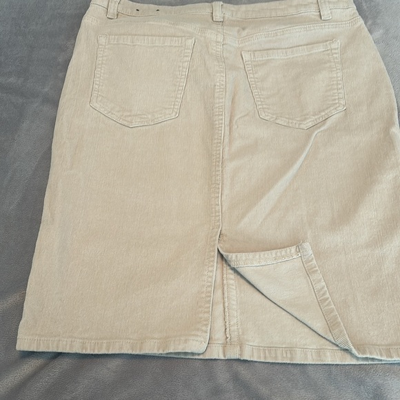 Jones New York corduroy skirt. - Picture 4 of 6